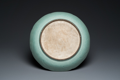 Een Chinese celadon 'lotus' schotel, Qianlong