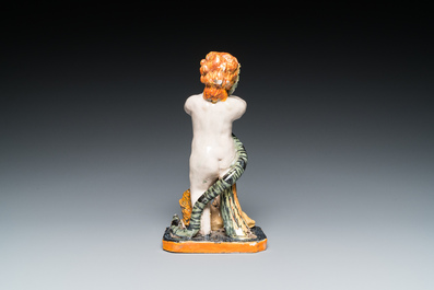 Sculpture d'un putto au serpent reposant sur un lion en fa&iuml;ence polychrome de Bruxelles, fin du 18&egrave;me