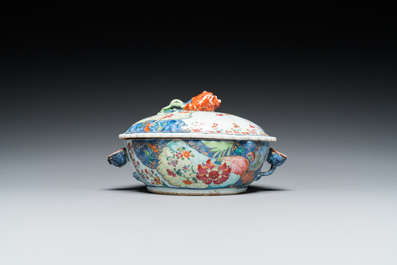 Een kleine Chinese famille rose terrine met decor van tabaksbladeren, Qianlong