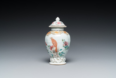 Een Chinese famille rose theebus met een vogel op een rots, Yongzheng