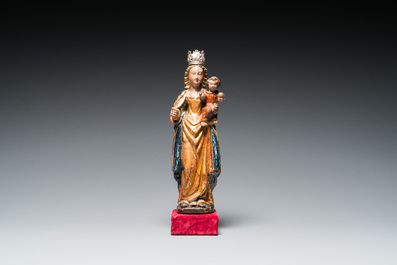 Une Vierge &agrave; l'Enfant en bois sculpt&eacute; et polychrom&eacute; dite 'Poup&eacute;e de Malines', Flandres, 1er quart du 16&egrave;me