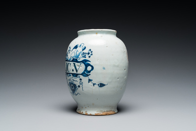 Een blauw-witte Engelse Delftware apothekerspot, wellicht Londen, 18e eeuw