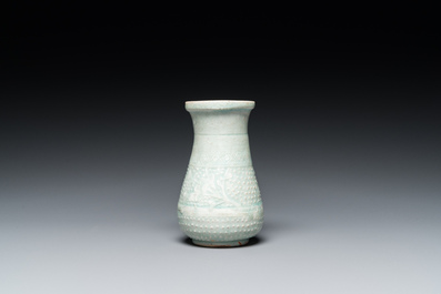 Een Chinese peervormige qingbai vaas, Song/Jin