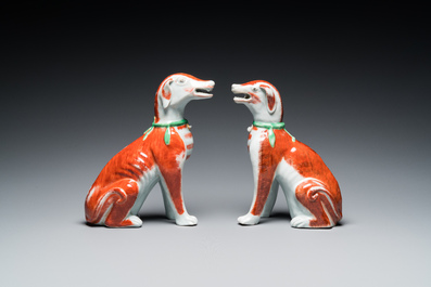 Paire de mod&egrave;les de chiens en porcelaine de Chine polychrome d'exportation, Qianlong