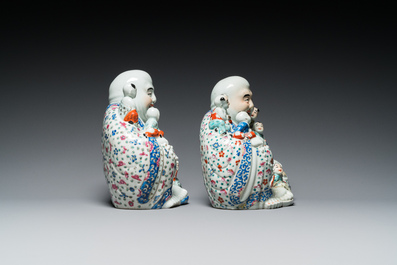 Een paar Chinese famille rose sculpturen van Boeddha, Zhu Mao Ji Zao 朱茂記造 merk, Republiek