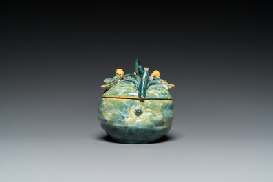 Terrine couverte en forme de melon sur son support en forme de feuille en fa&iuml;ence polychrome de Delft, 18&egrave;me