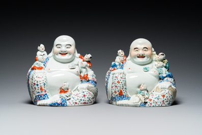 Een paar Chinese famille rose sculpturen van Boeddha, Zhu Mao Ji Zao 朱茂記造 merk, Republiek