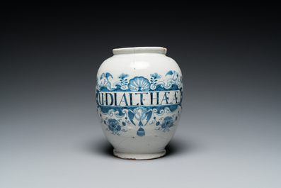 Een blauw-witte Engelse Delftware apothekerspot, wellicht Londen, 18e eeuw