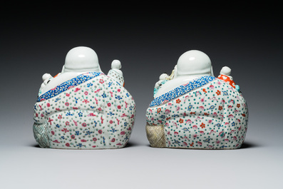Een paar Chinese famille rose sculpturen van Boeddha, Zhu Mao Ji Zao 朱茂記造 merk, Republiek