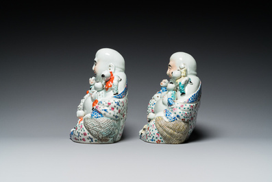 Een paar Chinese famille rose sculpturen van Boeddha, Zhu Mao Ji Zao 朱茂記造 merk, Republiek