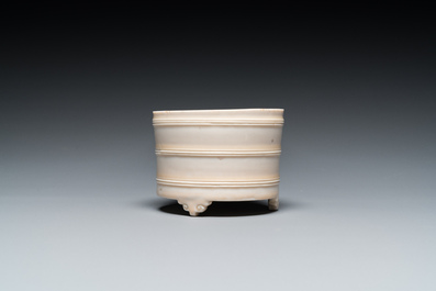 Een Chinese Dehua blanc de Chine driepotige wierookbrander, Kangxi