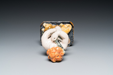 Sculpture d'un putto au serpent reposant sur un lion en fa&iuml;ence polychrome de Bruxelles, fin du 18&egrave;me