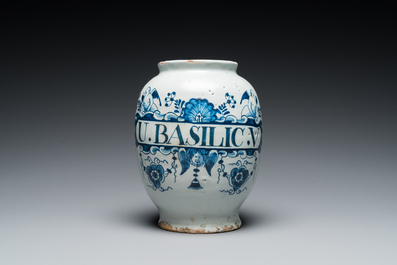 Een blauw-witte Engelse Delftware apothekerspot, wellicht Londen, 18e eeuw
