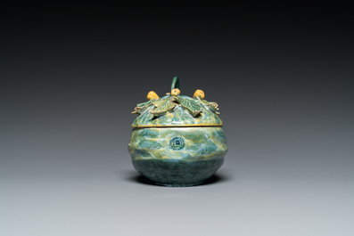 Terrine couverte en forme de melon sur son support en forme de feuille en fa&iuml;ence polychrome de Delft, 18&egrave;me