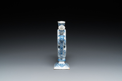 Tulipi&egrave;re en fa&iuml;ence de Delft en bleu et blanc &agrave; d&eacute;cor de vases aux fleurs, 19&egrave;me