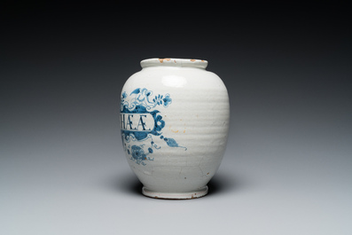 Een blauw-witte Engelse Delftware apothekerspot, wellicht Londen, 18e eeuw