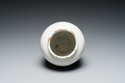 Een blauw-witte Engelse Delftware apothekerspot, wellicht Londen, 18e eeuw