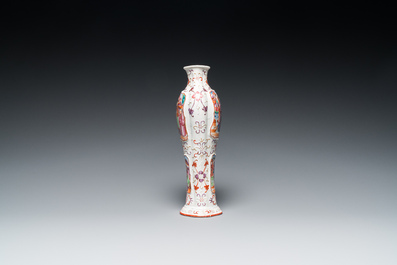 Een Chinese famille rose vaas met mandarijns decor, Qianlong