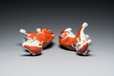 Paire de mod&egrave;les de chiens en porcelaine de Chine polychrome d'exportation, Qianlong
