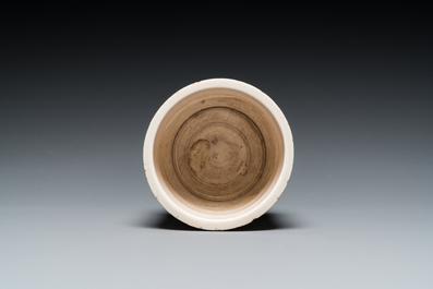 Een Chinese Dehua blanc de Chine driepotige wierookbrander, Kangxi