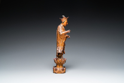 Sculpture d'un moine en bois laqu&eacute; et dor&eacute;, Chine, Qing