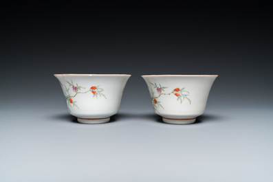 Twee Chinese famille rose kommen met erotisch decor, Kangxi merk, 19e eeuw