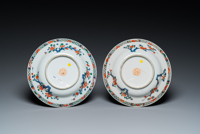 Een paar Chinese famille verte borden met 'Stanislas' decor, Kangxi