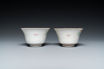 Twee Chinese famille rose kommen met erotisch decor, Kangxi merk, 19e eeuw