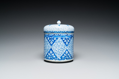 Een Chinese blauw-witte dekselpot, Kangxi