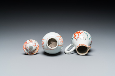 Une bo&icirc;te &agrave; th&eacute; couverte en porcelaine de Chine famille rose &agrave; sujet mandarin et une verseuse a d&eacute;cor du 'Jugement de Paris', Qianlong