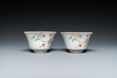 Twee Chinese famille rose kommen met erotisch decor, Kangxi merk, 19e eeuw
