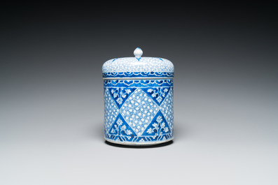 Een Chinese blauw-witte dekselpot, Kangxi