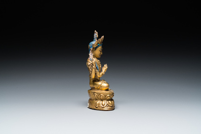 Een Sino-Tibetaanse vergulde bronzen Avalokitesvara, 17/18e eeuw