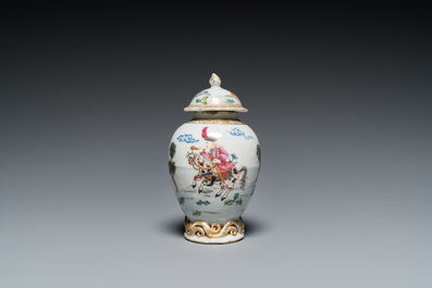Trois tasses et soucoupes et une bo&icirc;te &agrave; th&eacute; couverte en porcelaine de Chine famille rose, Yongzheng/Qianlong