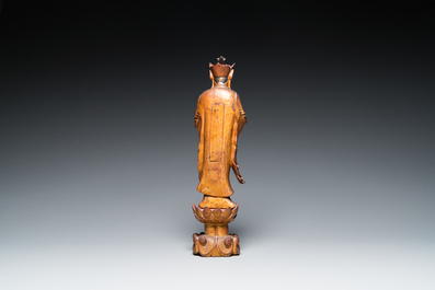 Sculpture d'un moine en bois laqu&eacute; et dor&eacute;, Chine, Qing