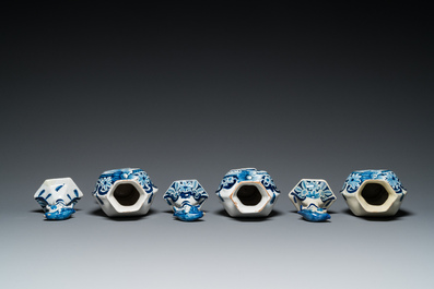 Zes blauw-witte Delftse vazen, 17/18e eeuw