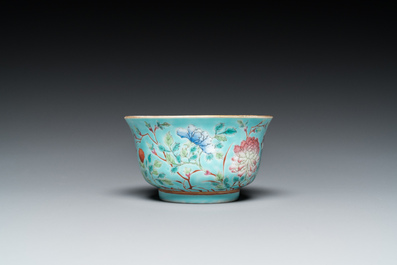 Een Chinees famille rose bord en bijhorende kom met turquoise fondkleur, Guangxu merk en periode