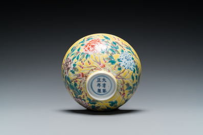 Bol en porcelaine de Chine famille rose &agrave; d&eacute;cor floral sur fond jaune, marque de Yongzheng mais probablement post&eacute;rieur