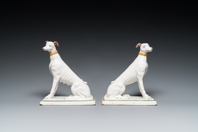 Paire de l&eacute;vriers en fa&iuml;ence polychrome de Bruxelles, 18&egrave;me