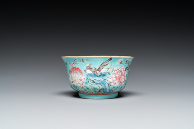 Een Chinees famille rose bord en bijhorende kom met turquoise fondkleur, Guangxu merk en periode