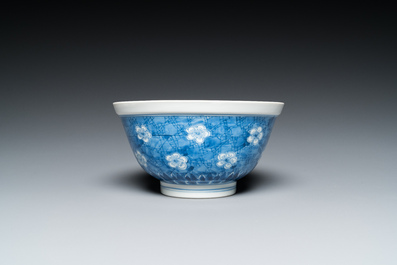 Een Chinese blauw-witte 'prunus op gebroken ijs' kom, Chenghua merk, Kangxi