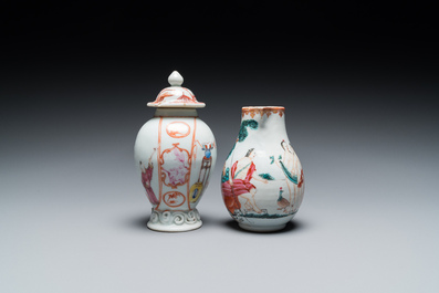 Une bo&icirc;te &agrave; th&eacute; couverte en porcelaine de Chine famille rose &agrave; sujet mandarin et une verseuse a d&eacute;cor du 'Jugement de Paris', Qianlong
