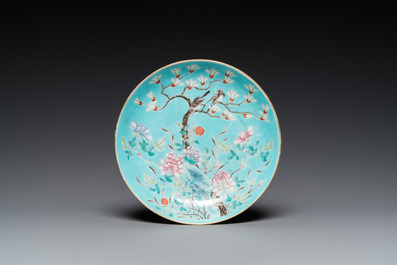 Een Chinees famille rose bord en bijhorende kom met turquoise fondkleur, Guangxu merk en periode