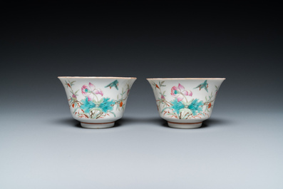 Twee Chinese famille rose kommen met erotisch decor, Kangxi merk, 19e eeuw
