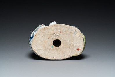 Sculpture de Bouddha en porcelaine de Chine famille rose sur socle en bois, marque de Zhu Mao Ji Zao 朱茂記造, R&eacute;publique