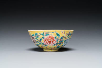 Bol en porcelaine de Chine famille rose &agrave; d&eacute;cor floral sur fond jaune, marque de Yongzheng mais probablement post&eacute;rieur