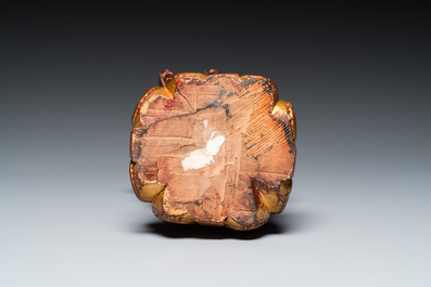 Sculpture d'un moine en bois laqu&eacute; et dor&eacute;, Chine, Qing