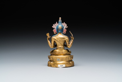 Een Sino-Tibetaanse vergulde bronzen Avalokitesvara, 17/18e eeuw
