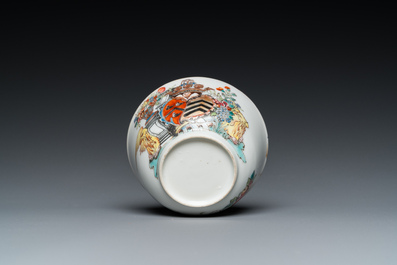 Tasse et soucoupe en porcelaine de Chine famille rose aux armes de Henri van Isselmuden et Anne van Haersolte pour le march&eacute; hollandais, Qianlong
