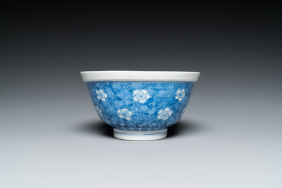 Een Chinese blauw-witte 'prunus op gebroken ijs' kom, Chenghua merk, Kangxi